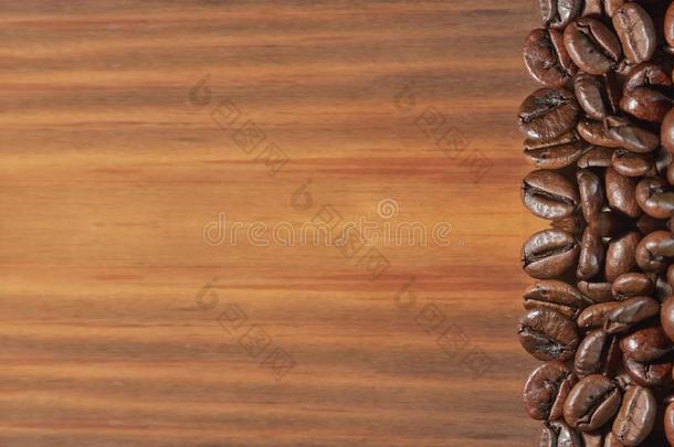 咖啡豆豆向一棕色的木制的b一ckground.