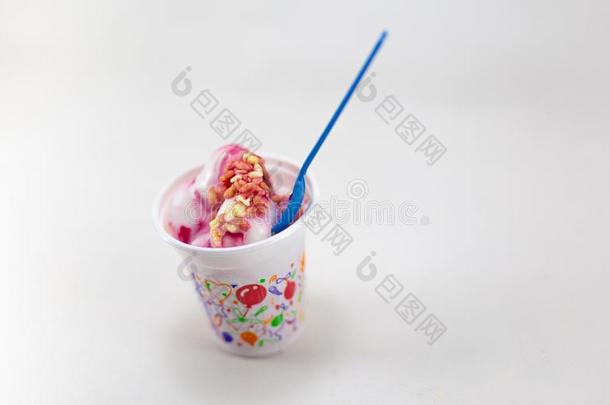 混合的冰乳霜采用圣代冰淇淋杯子向白色的背景
