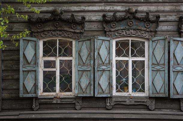 两个窗和指已提到的人木制的有雕刻的<strong>门窗</strong>的头线条板采用指已提到的人老的木制的