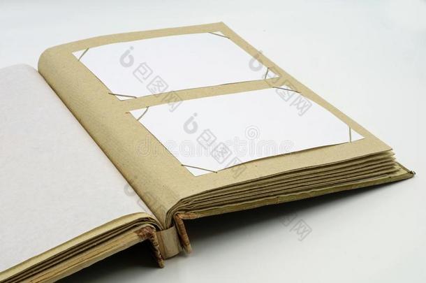 敞开的日记或<strong>照片相册</strong>书向白色的背景