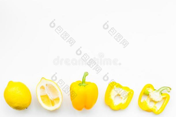 布局使关于柠檬和黄色的钟胡椒.食物观念.lemone柠檬水