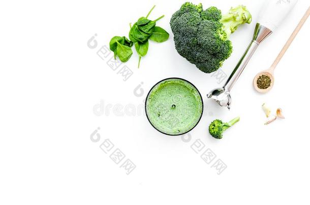 烹调绿色的乳霜汤和蔬菜.花椰菜,香料,掺和器