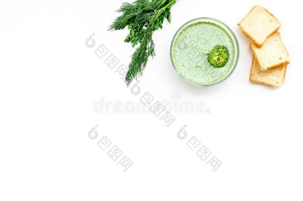 绿色的花椰菜乳霜汤和花椰菜serve的过去式和甜面包干和Greece希腊