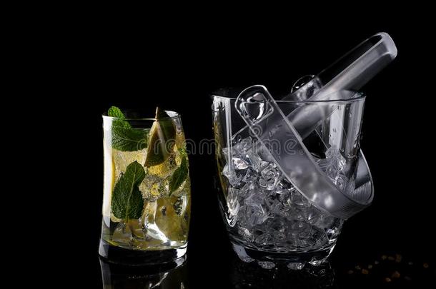 玻璃<strong>冰水</strong>桶和莫希托鸡尾酒采用玻璃隔离的向黑的