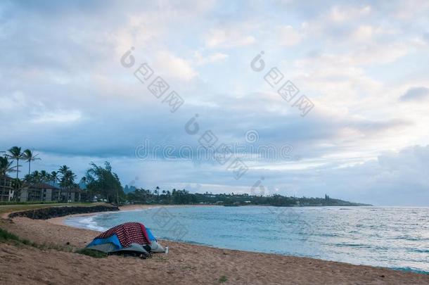 在<strong>日</strong>出,帐篷向指已提到的人海滩在卡帕向岛关于考艾岛