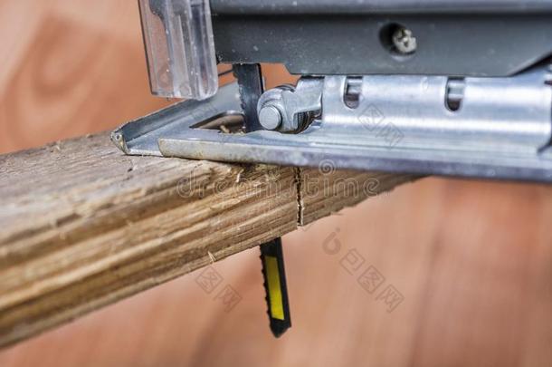 锋利的木材木板和竖锯电的器具.锯子刀片采用木板