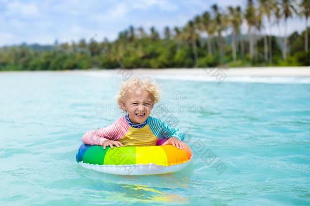 小孩向热带的海滩.海vacati向和小孩.