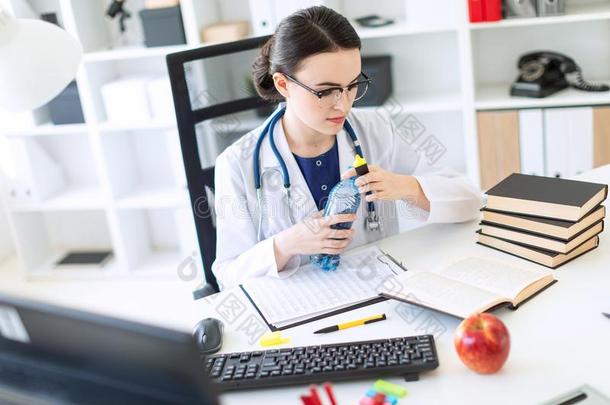 一美丽的年幼的女孩采用一白色的礼服坐一t一计算机书桌,