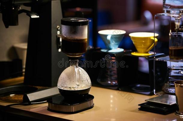 咖啡豆制造者机器和玻璃器具类采用咖啡豆商店