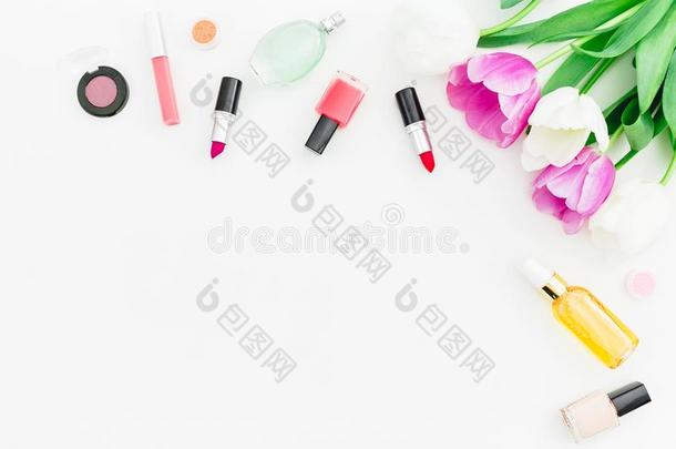 框架和郁金香花和美容品和香水向白色的波黑