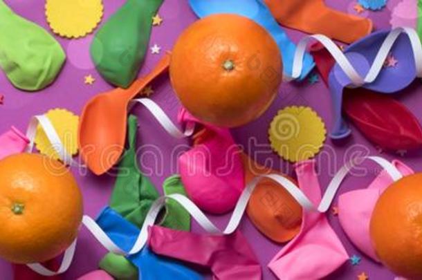横幅节日的海报气球桔子五彩纸屑狂欢节后台