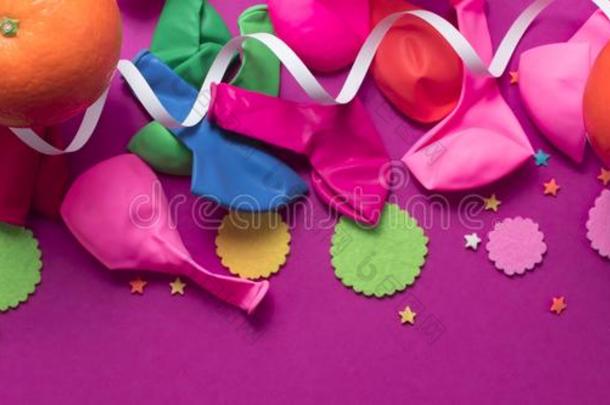 横幅节日的海报气球桔子五彩纸屑狂欢节后台