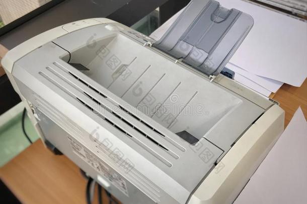 小的桌面<strong>喷墨</strong>的打印机向书桌为印刷文档