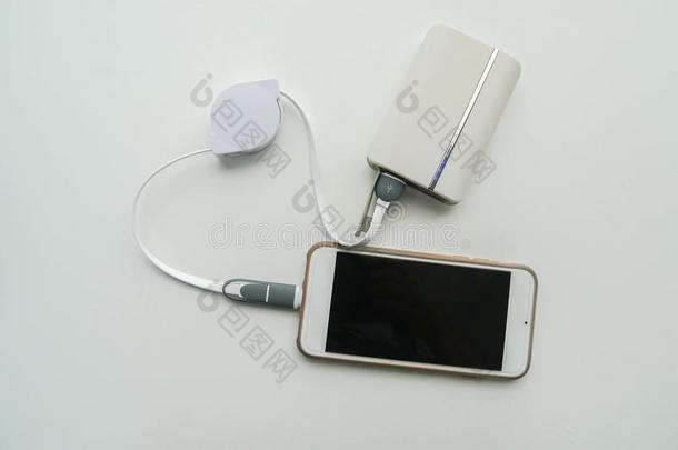 孤独的白色的智能手机和电池装载从手提的动力