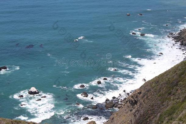 多岩石的海岸线和波旋转的进入中指已提到的人岸