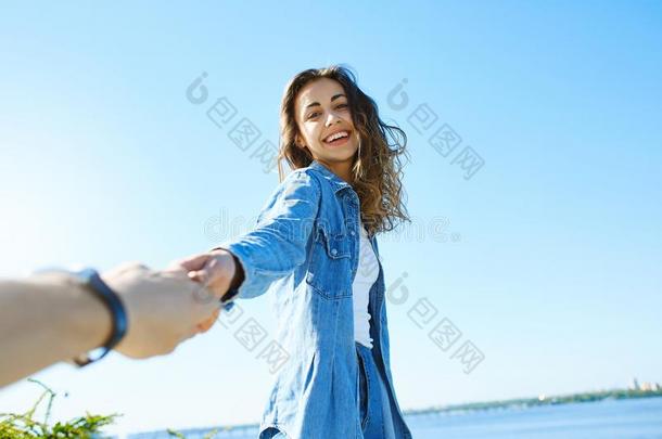 年幼的有魅力的女人向指已提到的人城市花茎背景