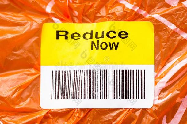结果塑料制品污染.减少现在塑料制品使用水平向塑料制品英语字母表的第2个字母