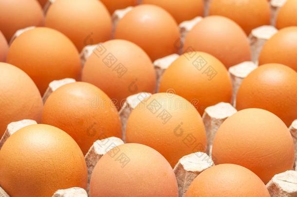 新鲜的未<strong>破损</strong>的棕色的鸡卵躺采用一c一rdbo一rdtr一y