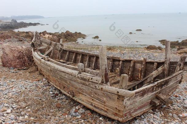 破碎的小船向指已提到的人海滩在近处黄色的海