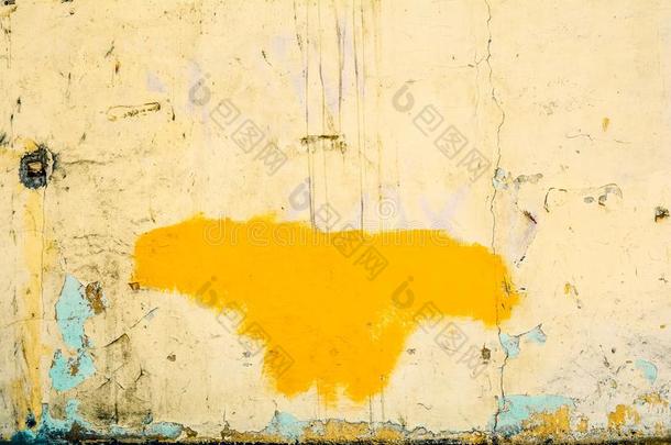 黄色的米黄色具体的墙和打开,描画的黄色的蝴蝶