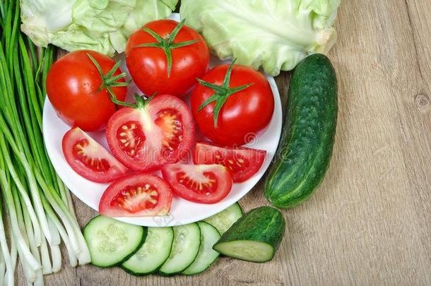 新鲜的成熟的蔬菜-番茄,甘蓝,绿色的洋葱和CUCU