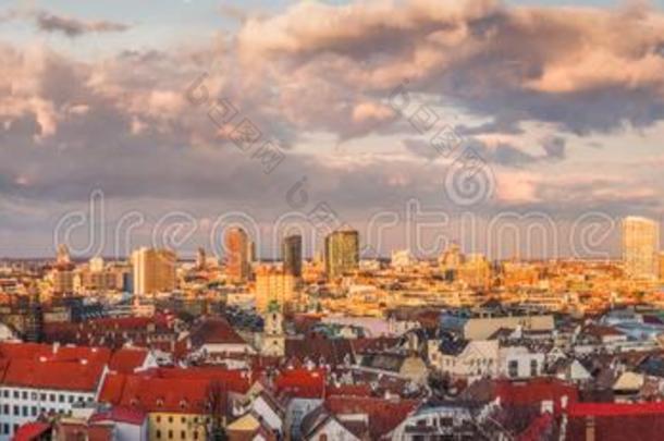 布拉迪斯拉发城市风光照片在日落