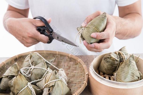 一男人是（be的三单形式出行向吃粽子或稻饺子向Drag向小船festival节日