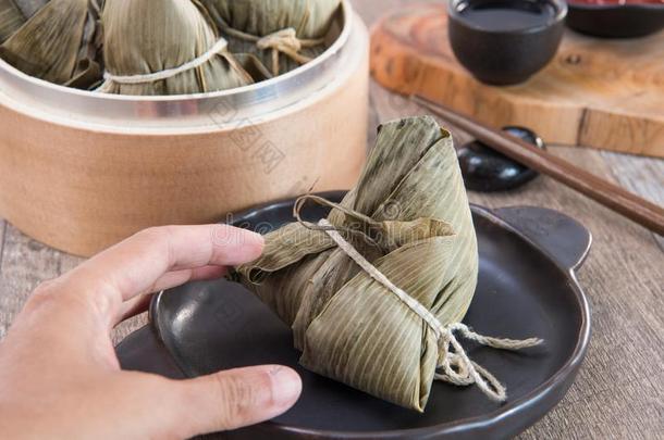 一男人是（be的三单形式出行向吃粽子或稻饺子向Drag向小船festival节日