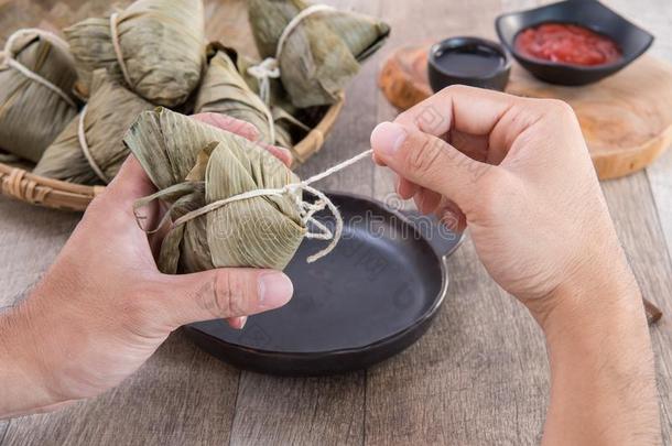 一男人是（be的三单形式出行向吃粽子或稻饺子向Drag向小船festival节日