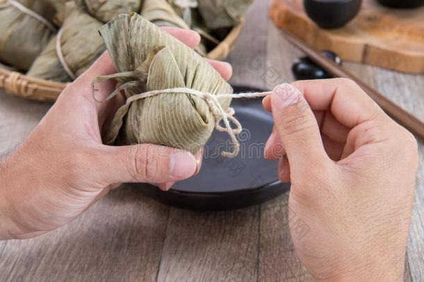 一男人是（be的三单形式出行向吃粽子或稻饺子向Drag向小船festival节日