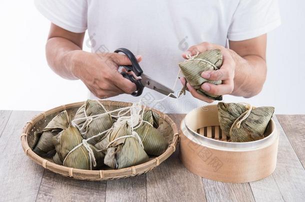 一男人是（be的三单形式出行向吃粽子或稻饺子向Drag向小船festival节日