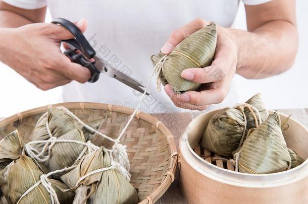 一男人是（be的三单形式出行向吃粽子或稻饺子向Drag向小船festival节日