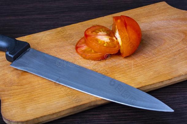 番茄在一定程度上刨切的和刀和锋利的板