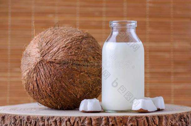 椰子奶采用<strong>玻璃瓶</strong>子向自然的<strong>棕色</strong>的背景