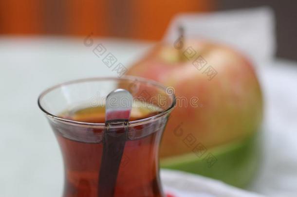<strong>一小时</strong>玻璃关于土耳其的茶水采用前面关于一苹果