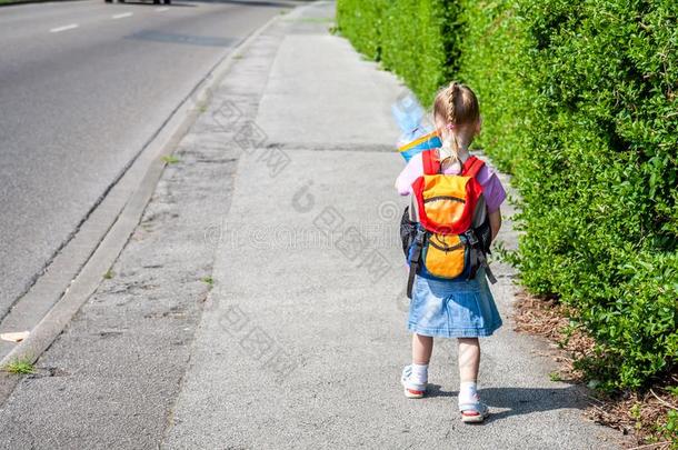 小的女孩向她道路向她第一一天关于学校