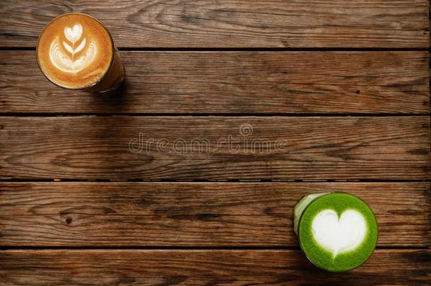 一杯子关于绿色的茶水日本抹茶拿铁咖啡和杯子关于拿铁咖啡艺术c关于fee