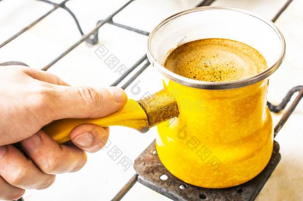 咖啡豆是（be的三单形式<strong>调制</strong>采用一黄色的b一le向指<strong>已</strong>提到的人炉.