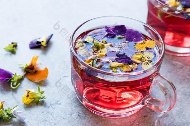 红色的药草的茶水和可以吃的花.