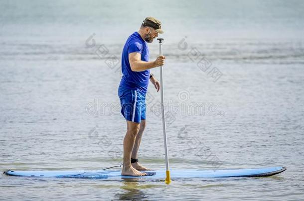 一有胡须的男人涉水采用指已提到的人洋