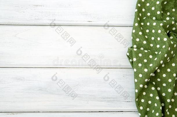 摺皱的绿色的多变的桌布或餐巾向空的白色的求爱