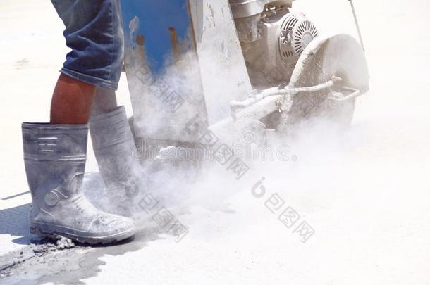 员工穿着擦靴人使用一水泥地面切削者.