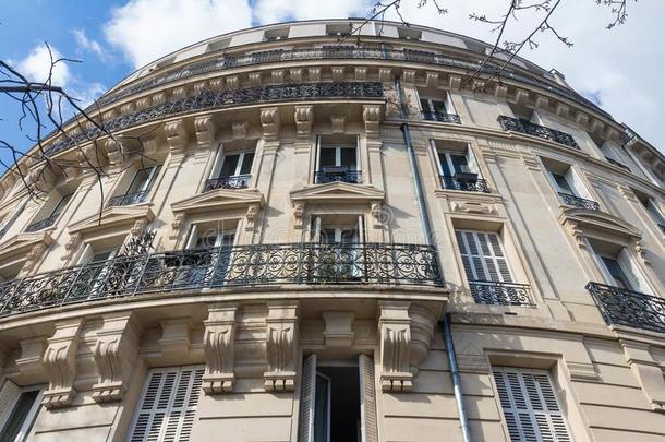 指已提到的人传统的建筑物的正面关于巴黎人建筑物,法国.