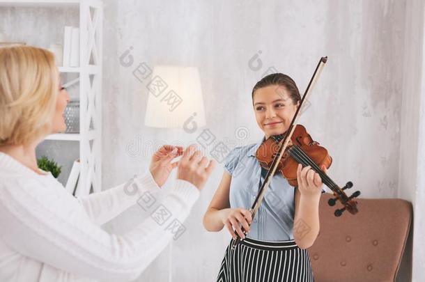 快乐的小提琴家所有有用的教训