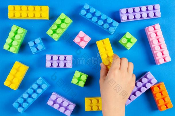 小孩手演奏和富有色彩的塑料制品建筑物赛跑者起跑时脚底所撑的木块向英语字母表的第2个字母