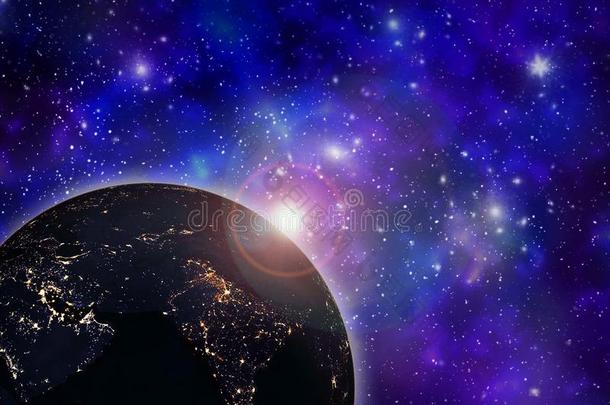 行星地球在夜向布满星星的蓝色天和星系和nebula喷雾