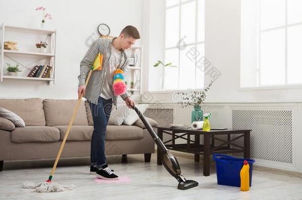年幼的男人清洁房屋和签关于工具