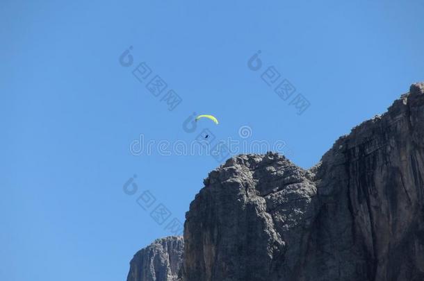 翼伞飞行器和他的黄色的降落伞飞行的在近处高的意大利人=moment