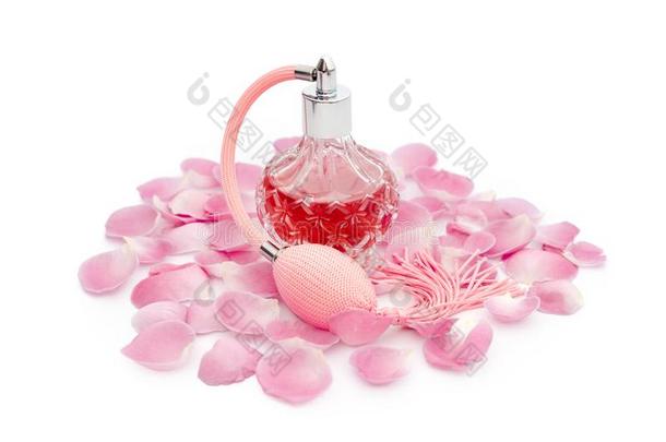 香水瓶子和花花瓣向白色的背景.香水ry