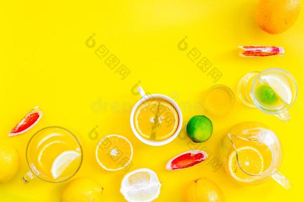 酿造成果茶水.茶杯和茶水pot在近处桔子,酸橙,柠檬,graphicapplicationpackage图形应用程序包